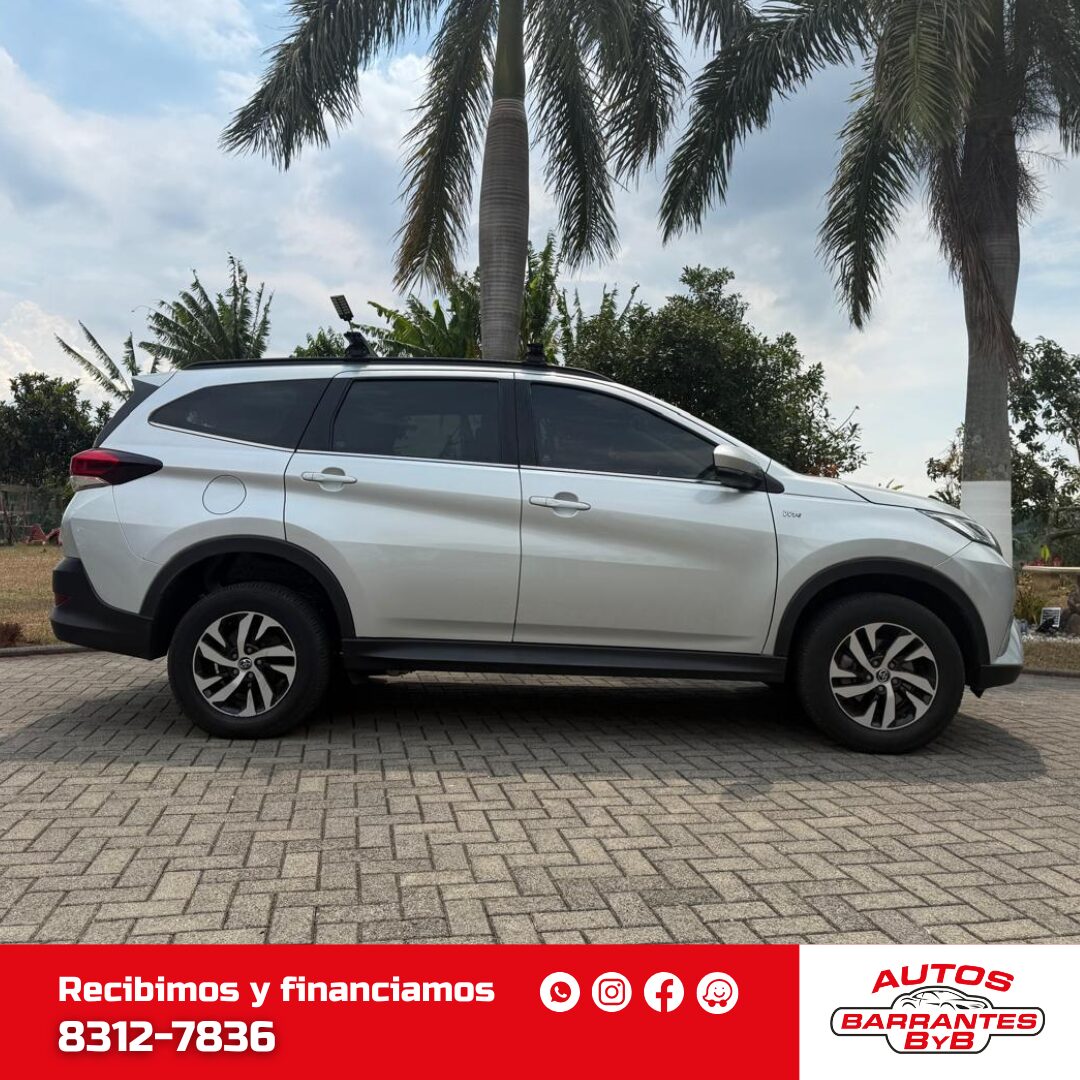 Toyota RAV4 LE 4x4 2024 lateral