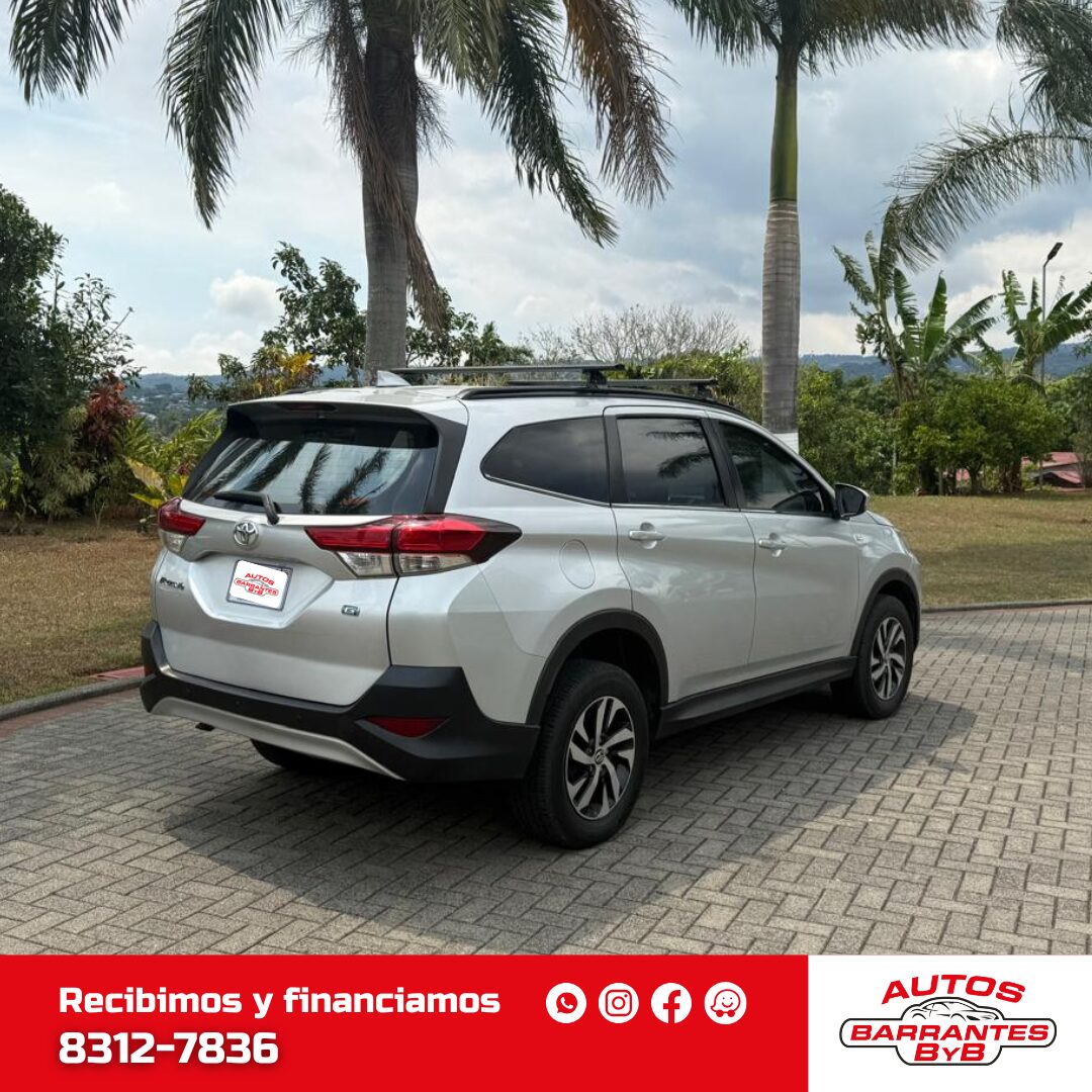 Toyota RAV4 LE 4x4 2024 frente